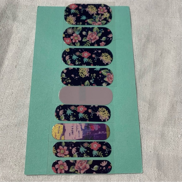 Jamberry Mixed Mani Nail Set, All New, Florals, 10 Half Sheet Nail Wraps - Picture 9 of 11
